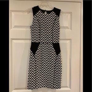 H&M black/white chevron pattern sheath dress sz 2